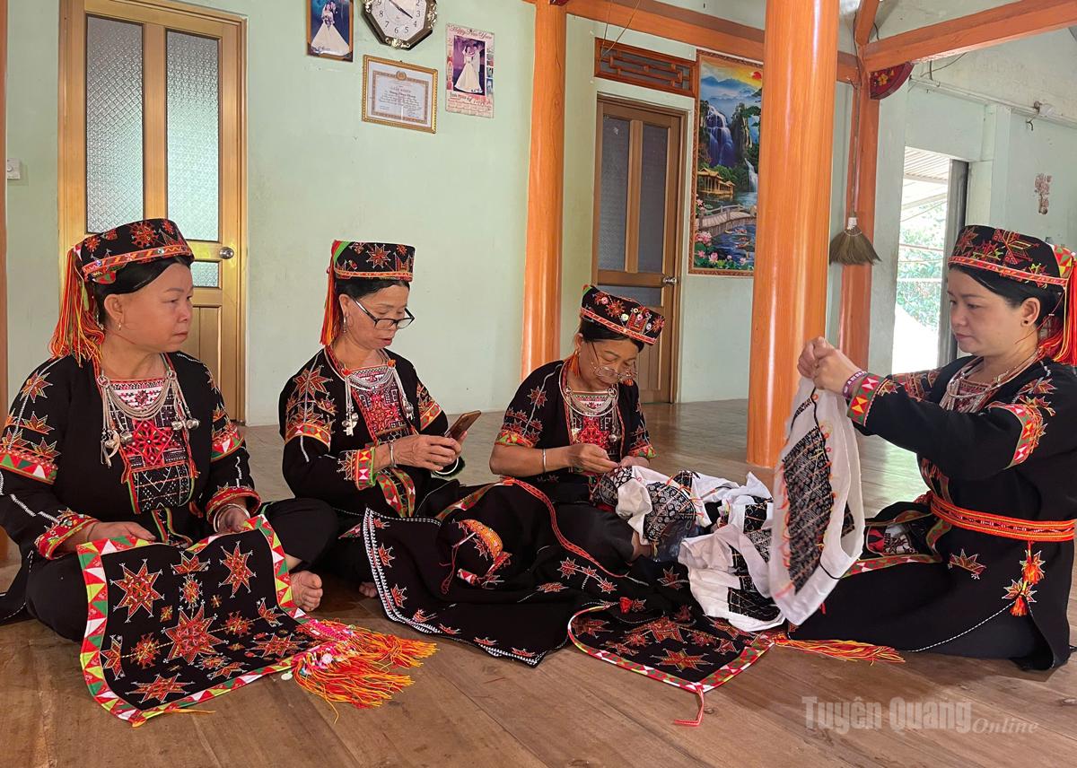 Cô gái Dao tâm huyết với nghề may trang phục truyền thống